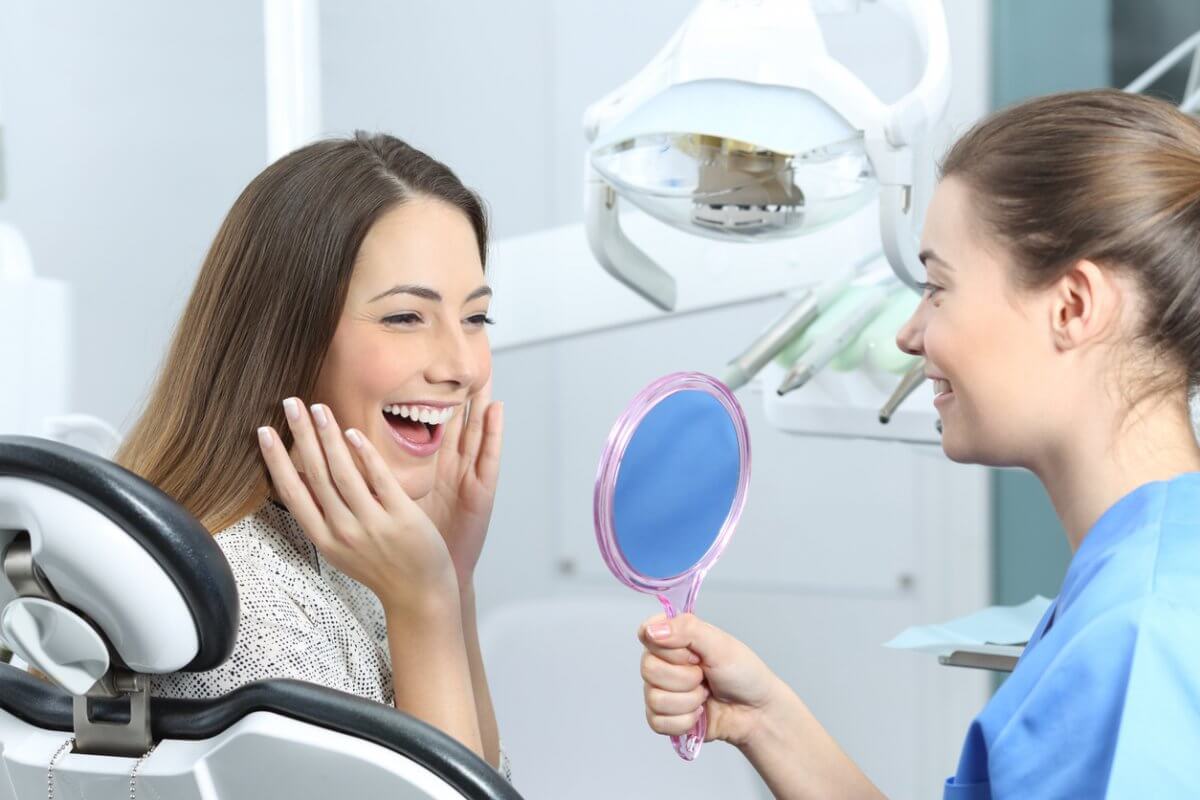Nên làm răng giả tháo lắp hay cố định? So sánh ưu & nhược điểm